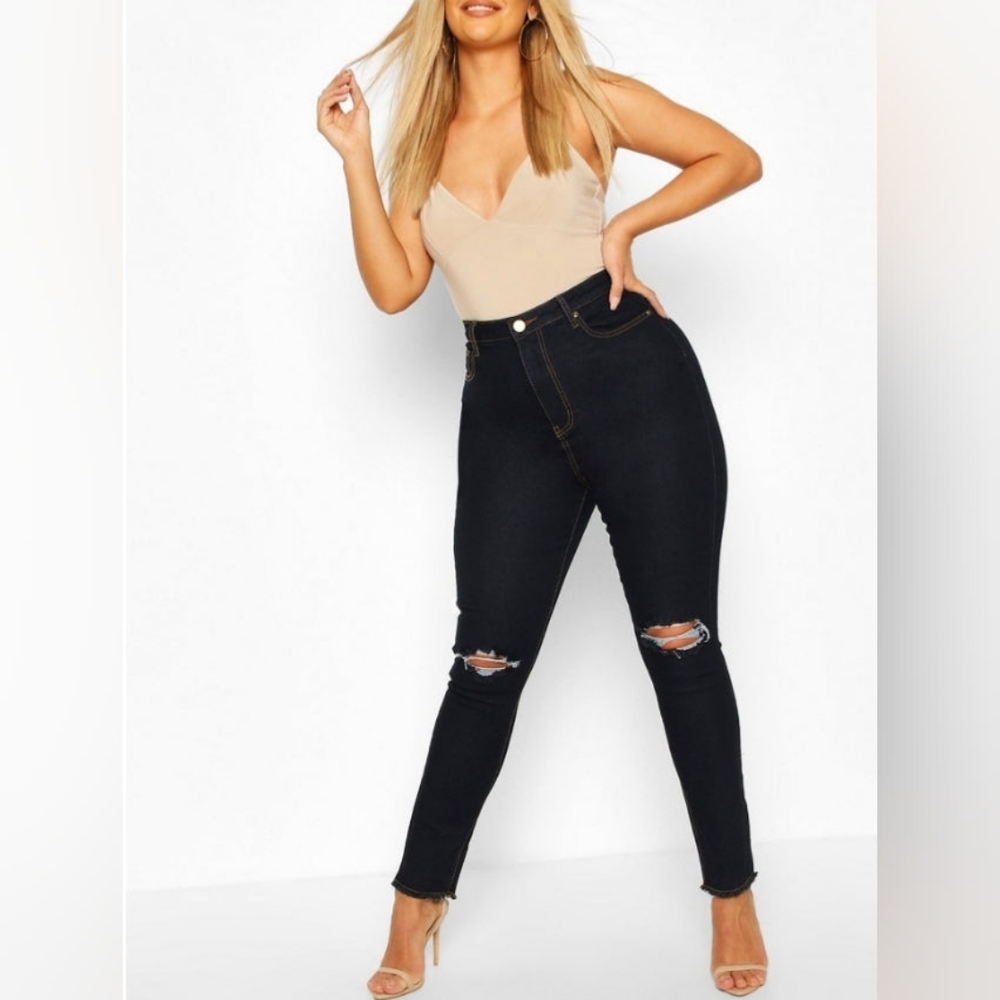 PLUS SIZE BOOHOO DISTRESSED SKINNIES